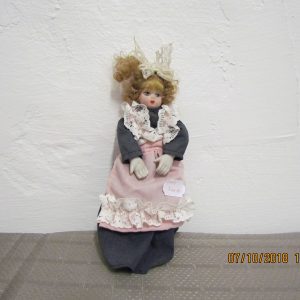 szobalány porcelánfejű baba